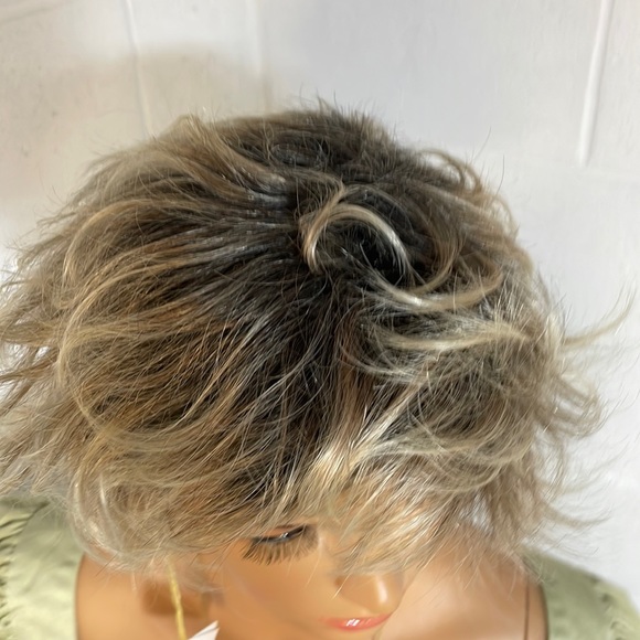 NWT 8” fluffy curl wig light blonde with dark roots messy no parting adjustable - Picture 8 of 13